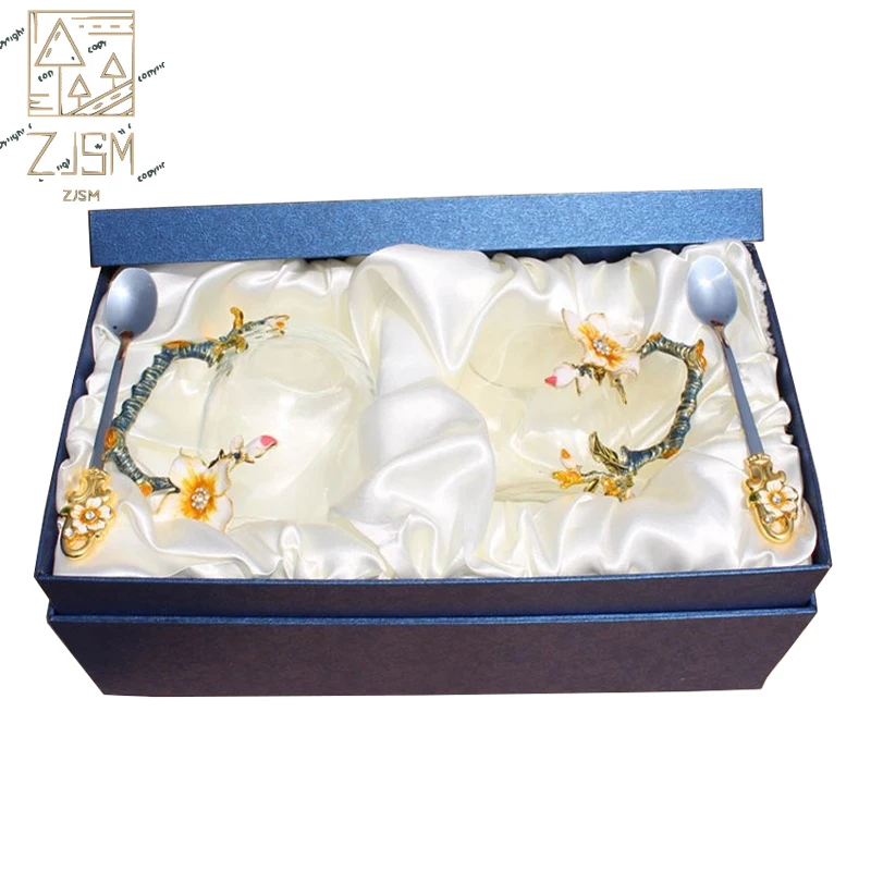 

Top quality flowers and circuses decorated with an enamel cup of coffee cup of flowering tea glass cup of milk from the foot of