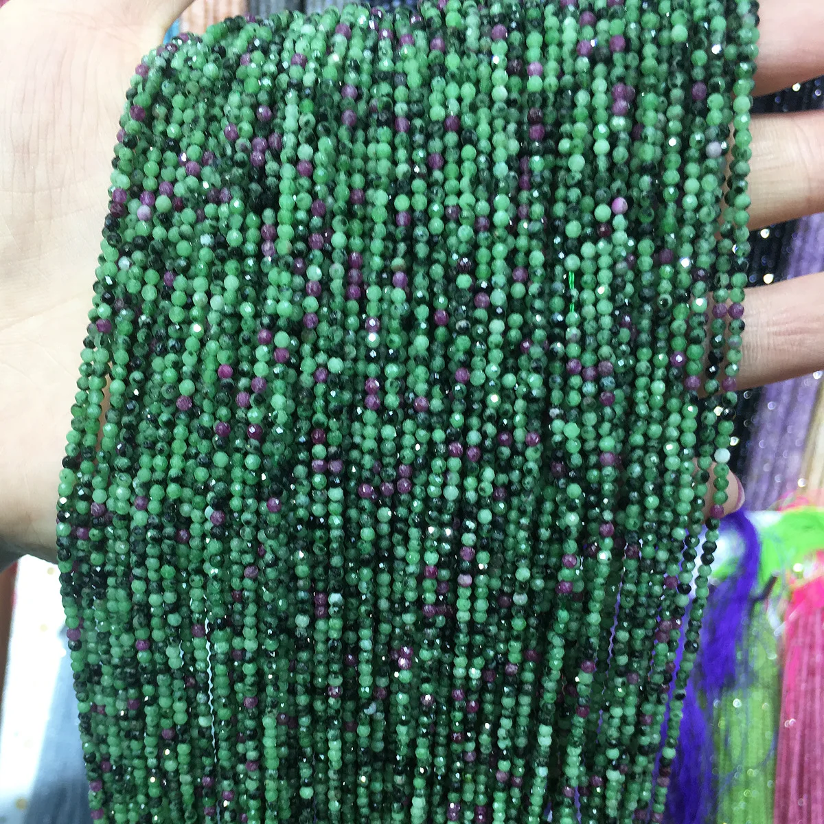 Натуральные красные и зеленые бусины с изображением лица сокровищ огранка