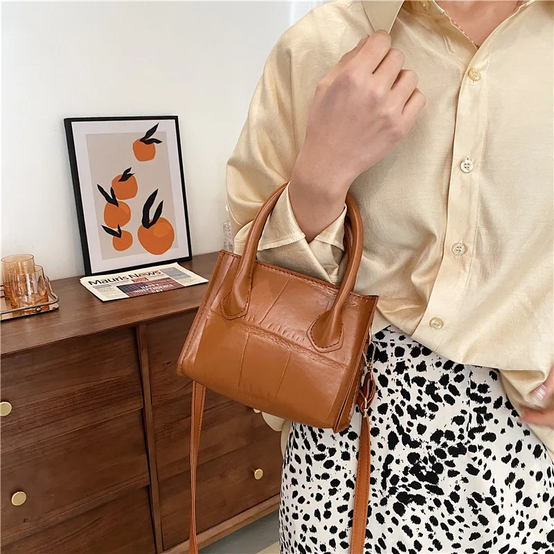 

2021 New Fashion Western Style Female Bag Stone Grain Diagonal Bag Shoulder Armpit Bag Portable Small Square Bag