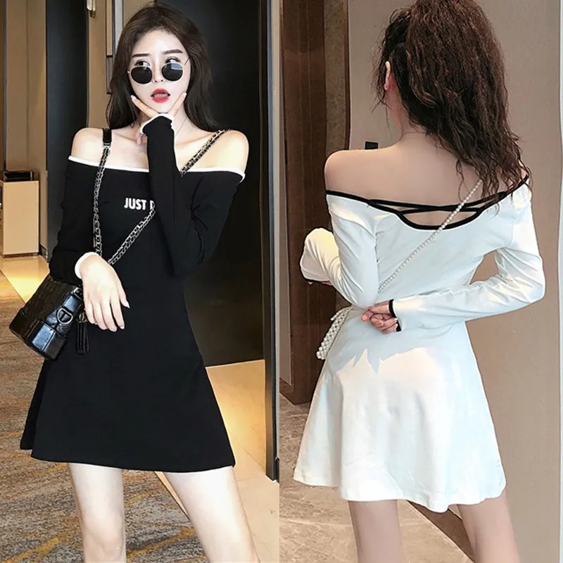 Женское платье с длинным рукавом белое вырезом лодочкой и буквенным принтом в