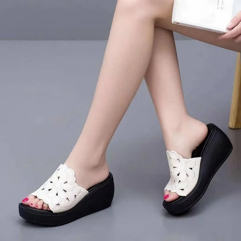 

House Slippers Platform Summer Women's Shoes On A Wedge Luxury Slides Low Peep Toe Fretwork Heels Pantofle Designer 2021 PU Rubb