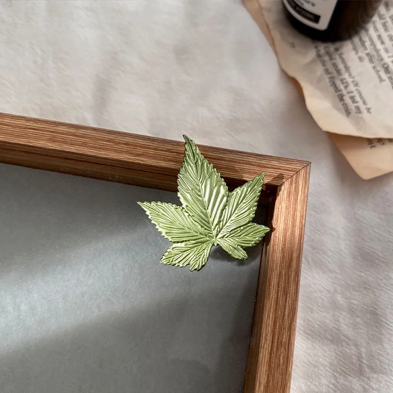 

Green maple leaf brooch cute female student couple girlfriends simple wild pin Christmas decorations
