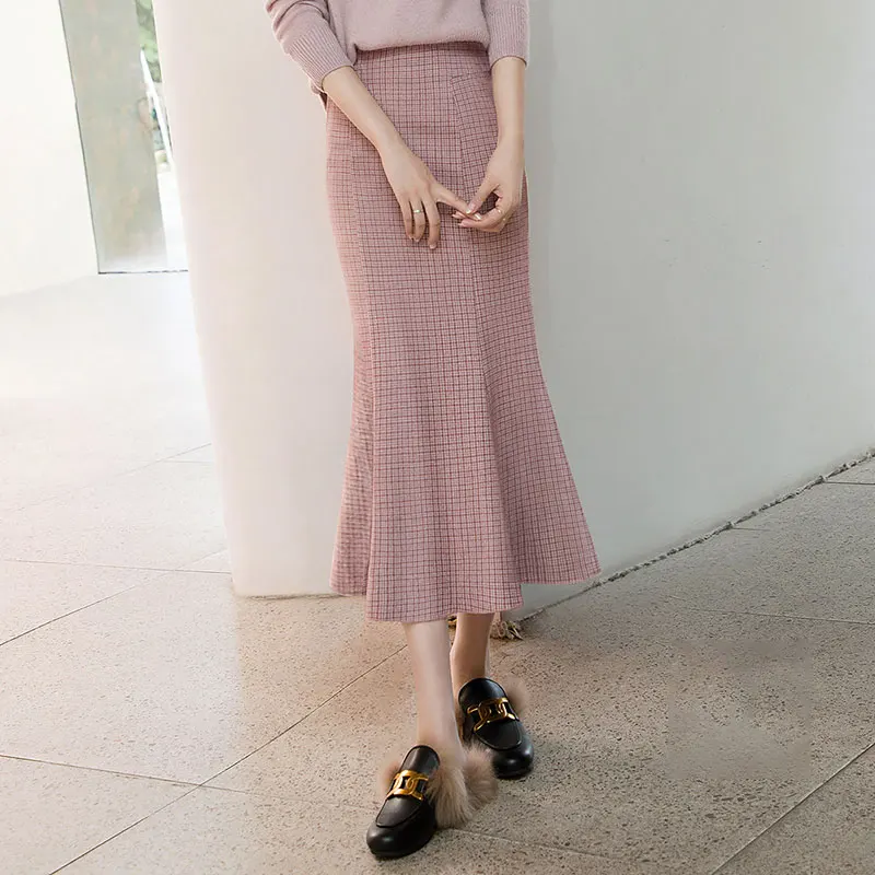 

Женская трикотажная юбка средней длины, с высокой талией