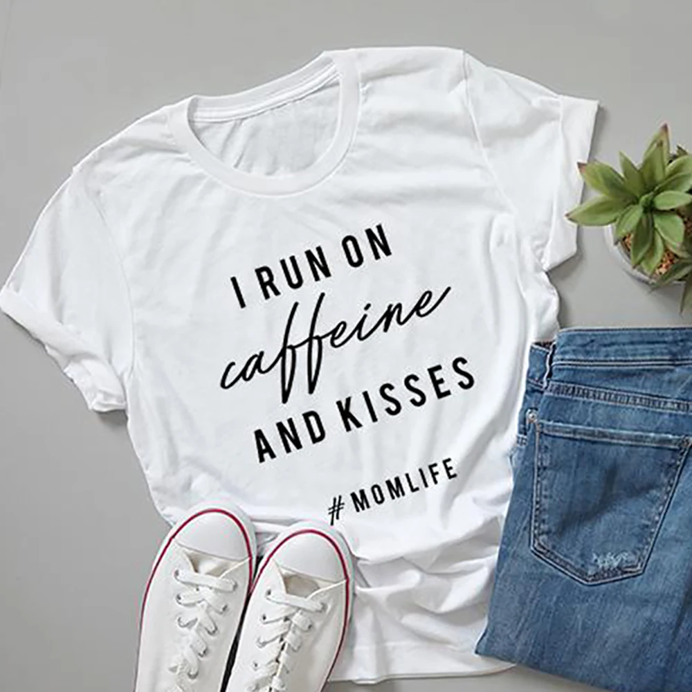 Футболка женская хлопковая с принтом Я работаю на кофеине и целуях|Футболки| |