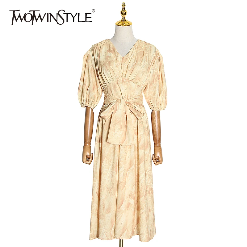 Женское Повседневное платье туника TWOTWINSTYLE разноцветное средней длины с v