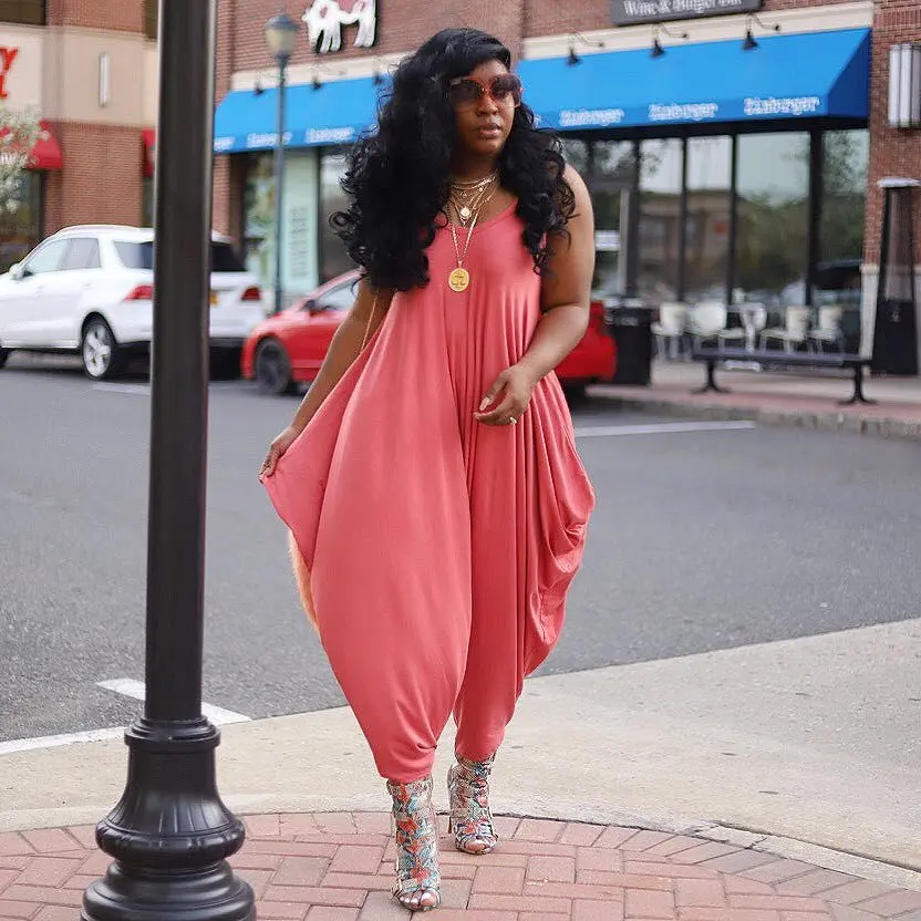 Комбинезон с лямкой через шею V-образным вырезом широкими штанинами |