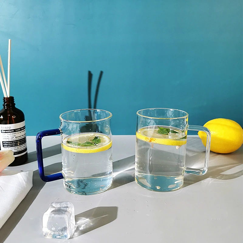 Прозрачная стеклянная кружка Кокс с цветной ручкой 350 мл для зеленого чая