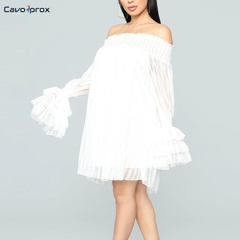 Женское кружевное мини-платье выше колена с открытыми плечами и длинным рукавом