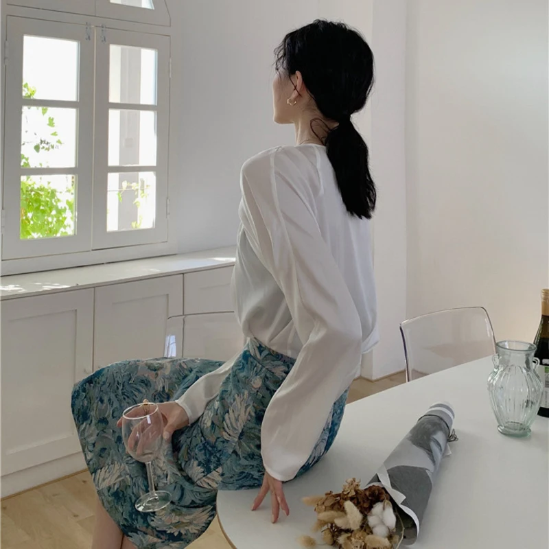

LANMREM 2021 Autumn New Halter Collar V-neck Solid Color Asymmetric Top Irregular Pleated Pullover White Shirt For Women 2A2196