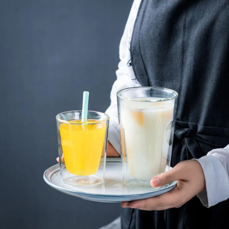 Двухслойная квадратная стеклянная большая чашка для молока сока изоляция