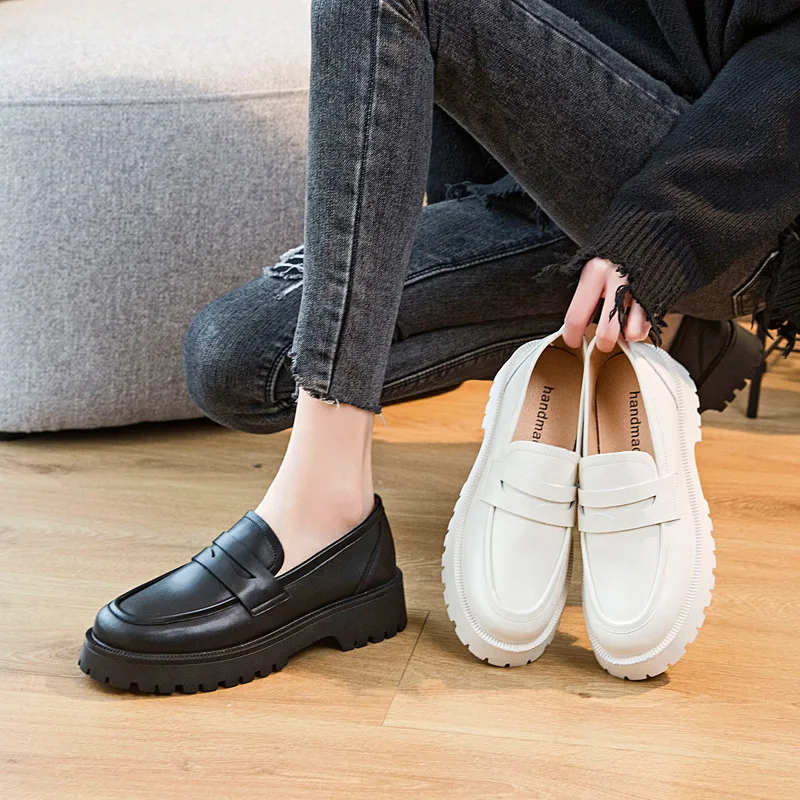 

Женская обувь в британском стиле, новинка 2021, повседневные лоферы на толстой подошве в студенческом стиле, кожаные модные туфли, женская чер...