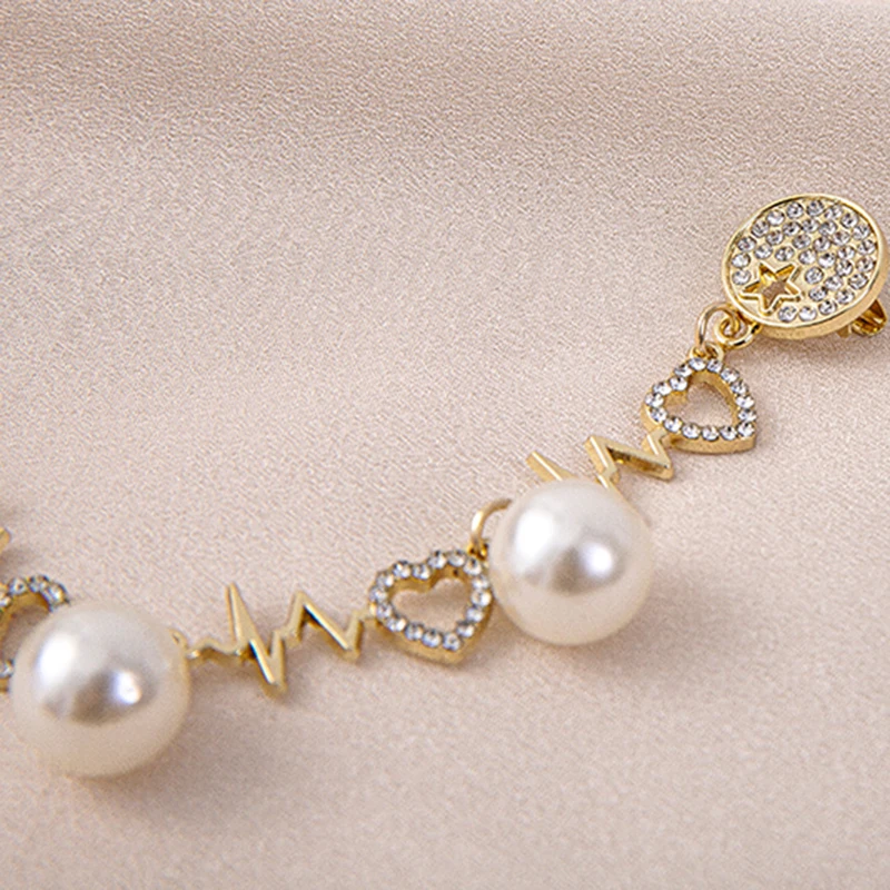 

TWOTWINSTYLE Elegant Patchwork Diamond Brooch For Women Casual Silver Brooches Female New Accessories Fashion 2021 Spring Style