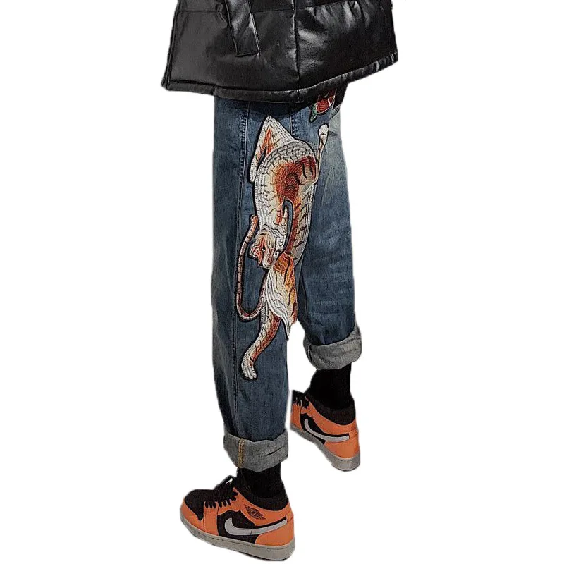 

Оптовая продажа 2021 модные джинсовые трендовые ковбойские джинсы с вышивкой тигра для подростков мужские брендовые свободные шаровары до щ...