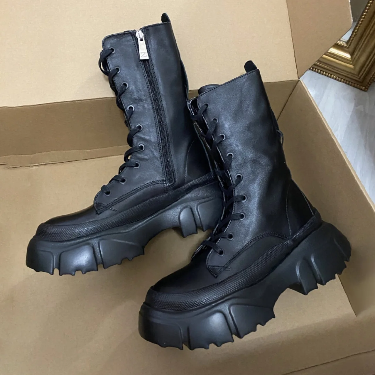 

Женские мотоциклетные ботинки на танкетке, обувь на плоской подошве, сапоги из искусственной кожи на платформе и высоком каблуке, на шнуров...