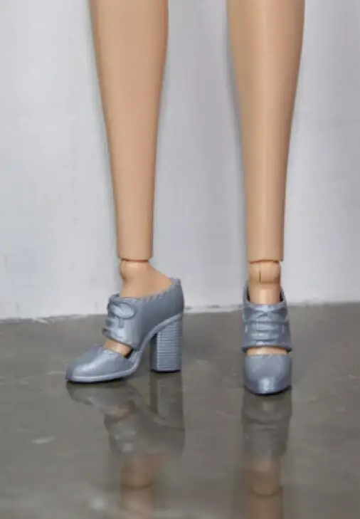 

Free Shipping 1 pair of shoes silver high heels for your barbie dolls NF6