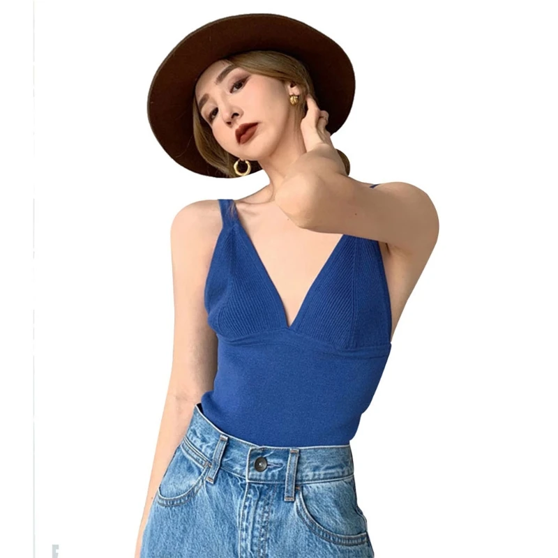 Женская летняя укороченная майка без рукавов с глубоким V-образным вырезом и