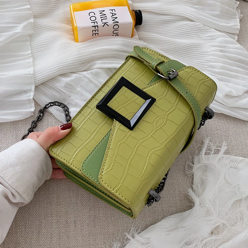 Дизайнерская сумка через плечо с цепочкой из искусственной кожи украшенная