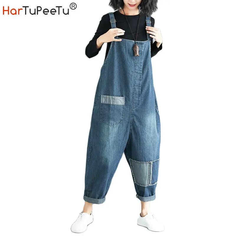 Женский джинсовый комбинезон с широкими штанинами и большими карманами