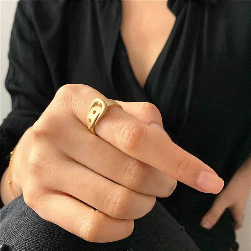Кольца на палец с креативным металлическим ремнем золотого цвета для женщин