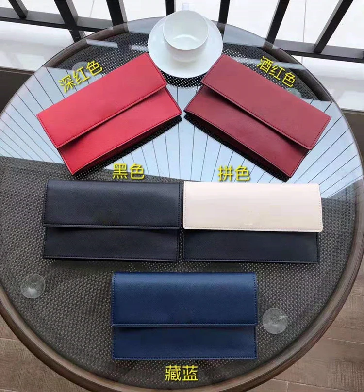 Простая женская сумка с металлическим логотипом украшенная цепочкой на плечо