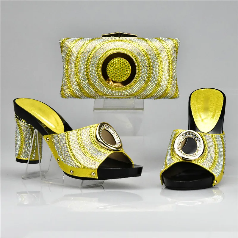 Женская обувь в африканском стиле серебристого цвета комплект из обуви и сумки