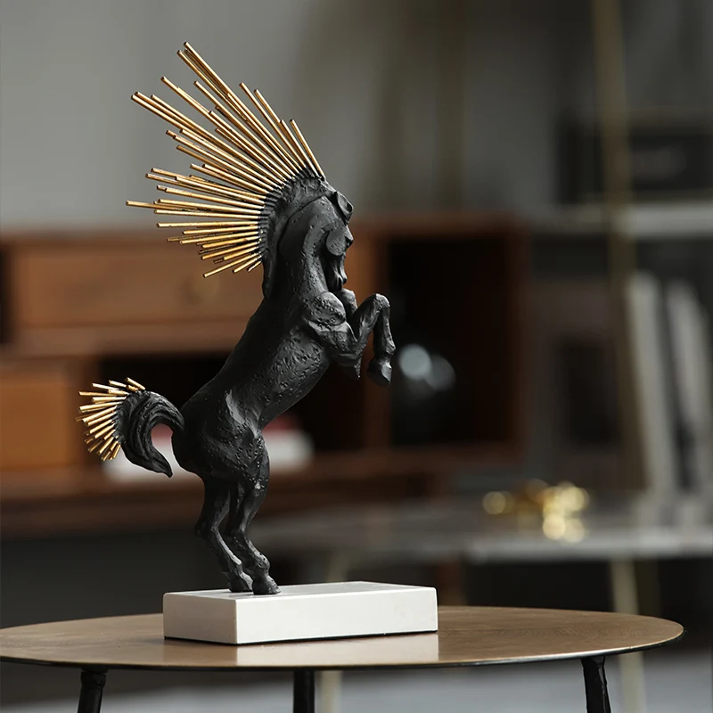 Абстрактная скульптура статуэтка орнамент лошадь подставка на белом мраморе