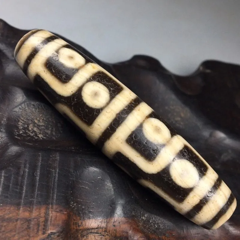 

The 12-eyed dzi beads with high oil and high oil flow back in the Tibetan area change the fortune of the sacred dzi beads totems