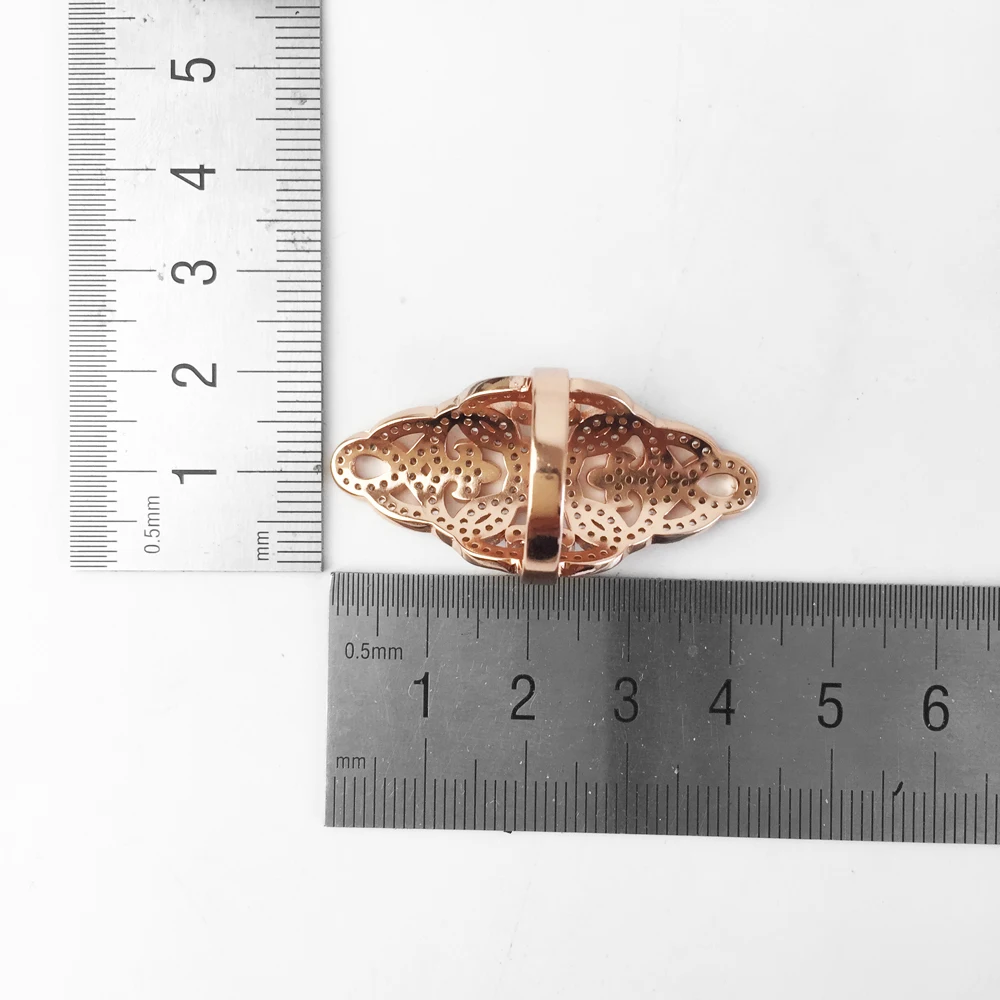 Кольцо коктейльное цвета розового золота с арабическим цирконием модное кольцо