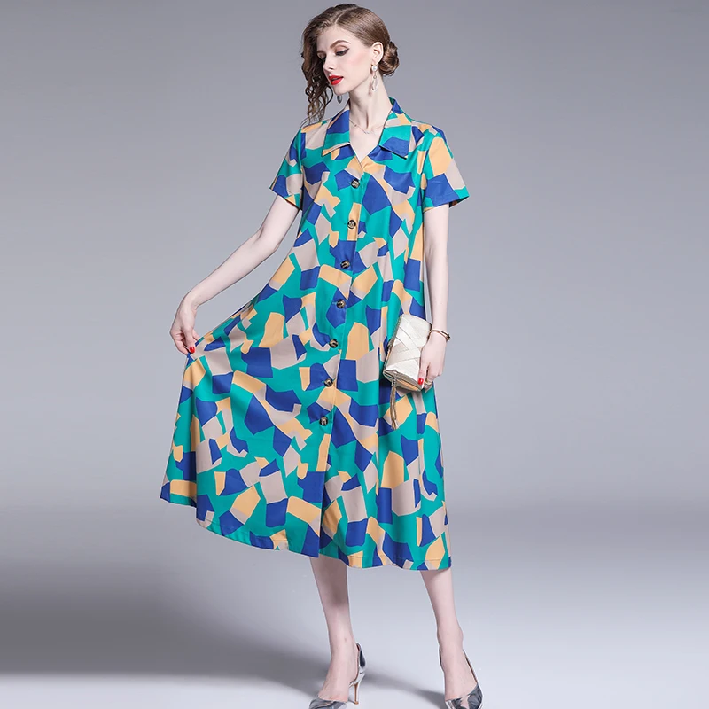 Женское платье рубашка средней длины зеленое с геометрическим принтом в