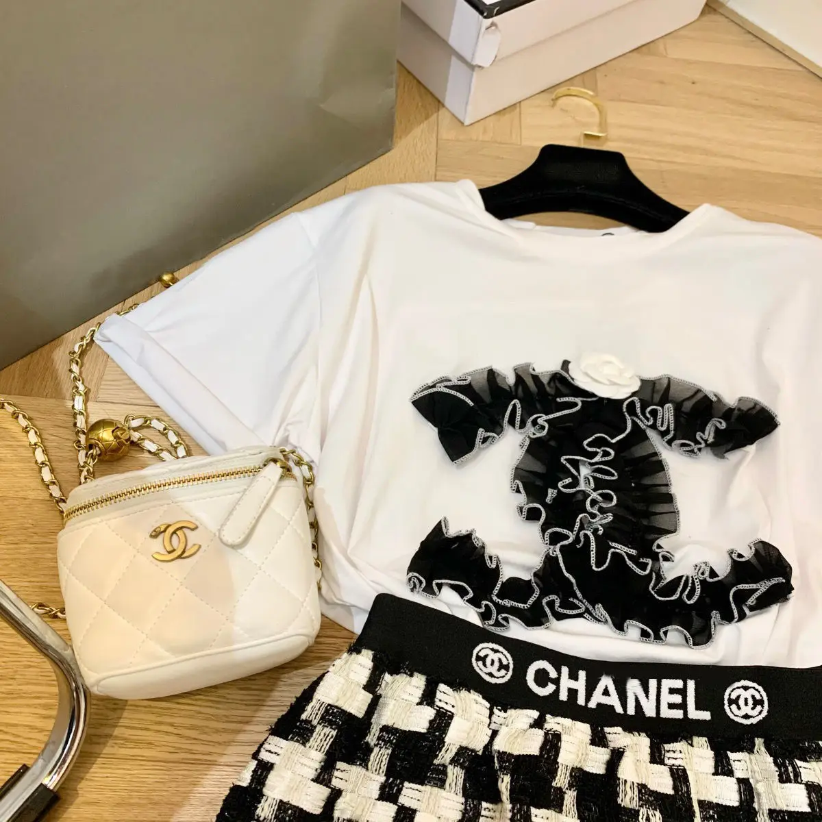 

2020 high version 2-piece set of Xiashan Camellia T-shirt thousand bird lattice ribbon tweed half length skirt with buttocks