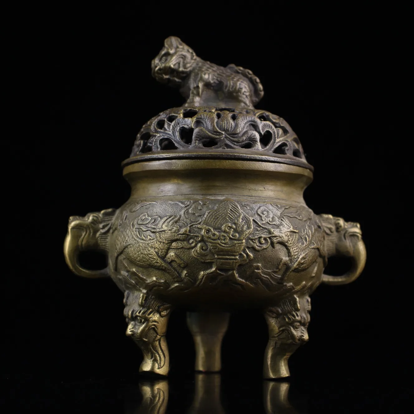 

5"Chinese Folk Collection Old Bronze Gilt silver Lion statue Animal head Binaural Three-legged incense burner Office Ornaments