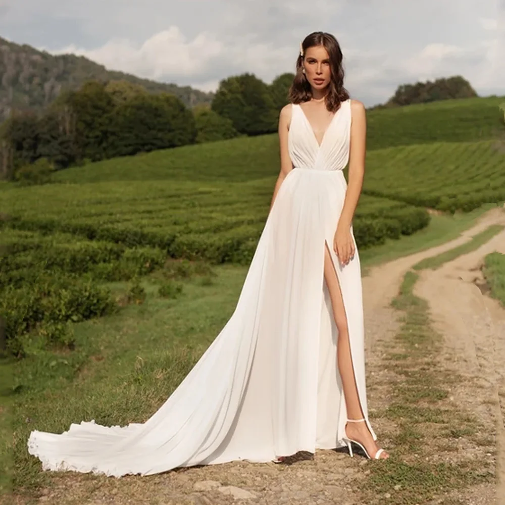 

Simple V Neck Beach Wedding Dress 2022 High Slit Sleeveless Sweep Train Bridal Gowns Chiffon A Line Backless For Women Pleat