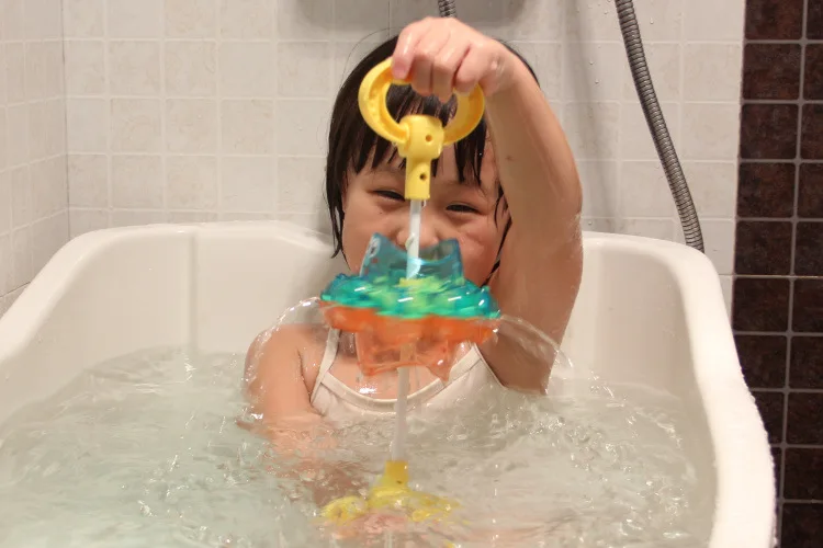 Children's bathroom water toys rotating spray octopus baby shower fountain water toys