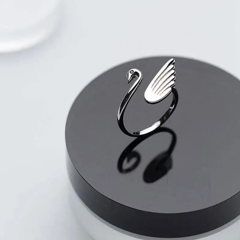 

Adjustable Swan Knitting Loop Crochet Ring Copper Knitting Ring Thimble Yarn Guide Tool Sewing Accessories Finger Decoration