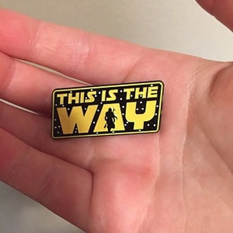 Это жесткие эмалированные булавки Новые Броши с английским алфавитом на лацкан