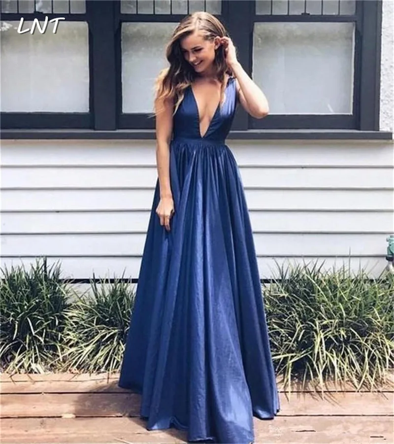 Темно-синее платье для выпускного вечера с V-образным вырезом и шлейфом длинное
