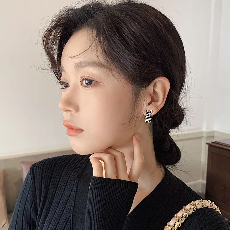 Милые серьги-гвоздики с милым черным и белым маленьким медведем простые