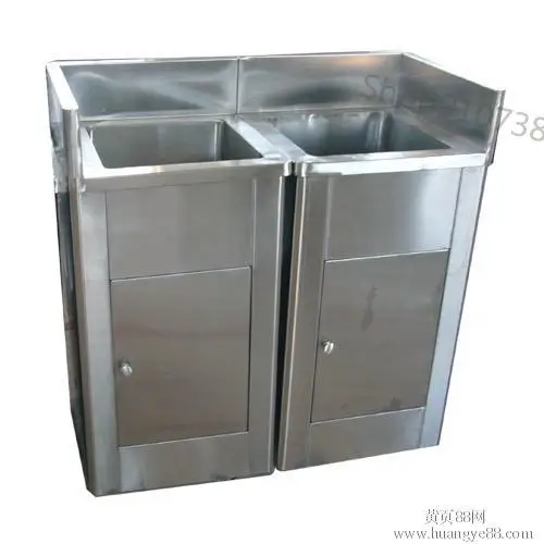 Ручное мытье рук в одночашечной медицинской раковине из нержавеющей стали с чистой водой и смесителем на ножной педали.