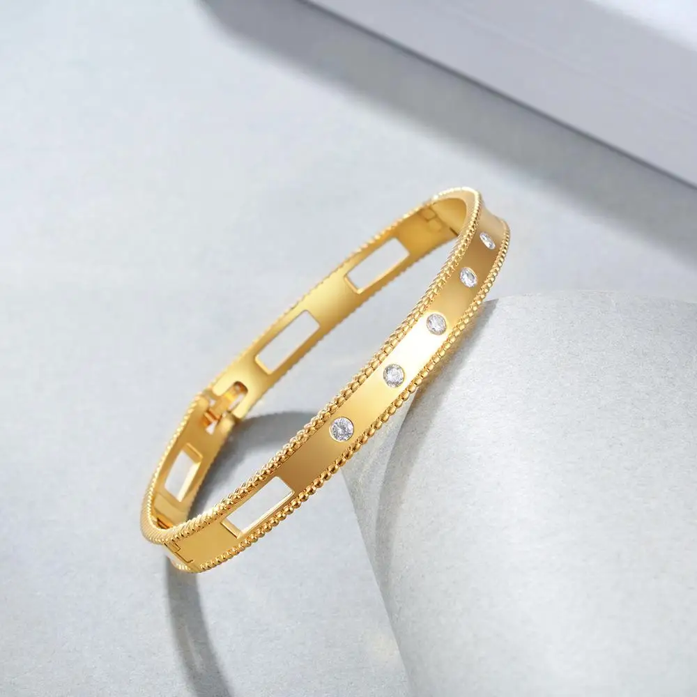 Женский браслет золотого цвета с кубическим цирконием и выдолбленным дизайном
