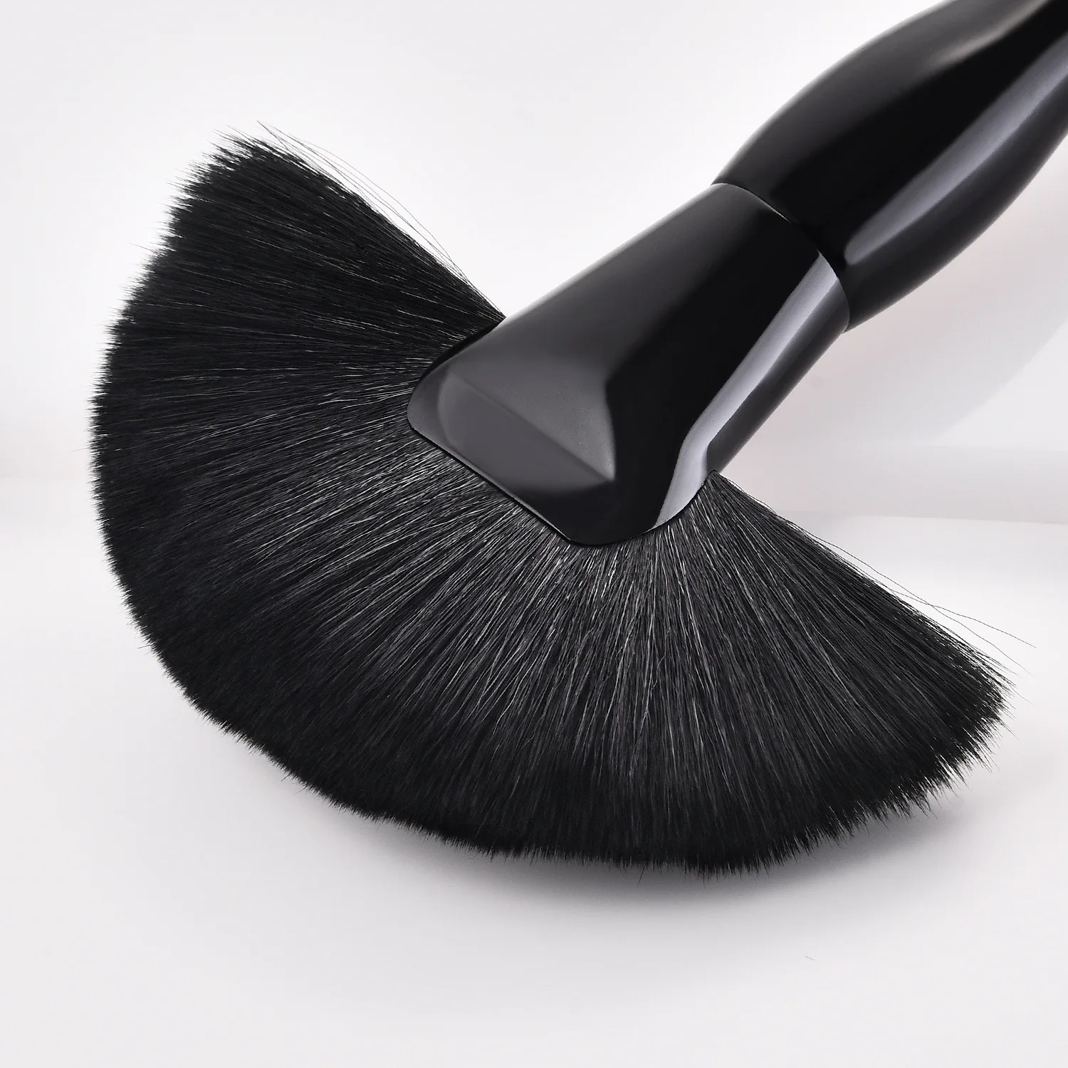 

1pcs Large Fan Makeup Brushes Facial Powder Foundation Blusher Concealer Kabuki Brush Cosmetic Tools Pincel Maquiagem