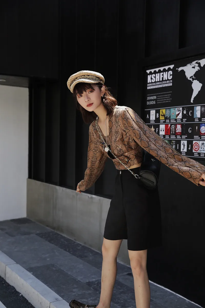 CHEERART укороченная куртка с принтом змеиной кожи женская кожаная V-образным