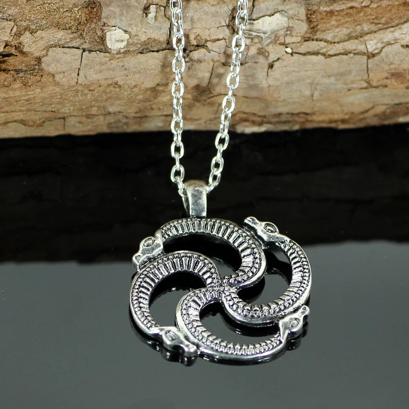 Викинги 4 змеи голова Кулон ожерелье Baltic Свастика Солнечный символ викинга