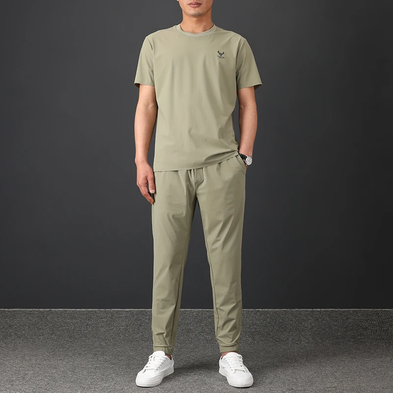 

2021Longitudinal silksmoothtouch ultra-thin speed dry ice silk two pieces of summer high end laminated men's leisure sports suit