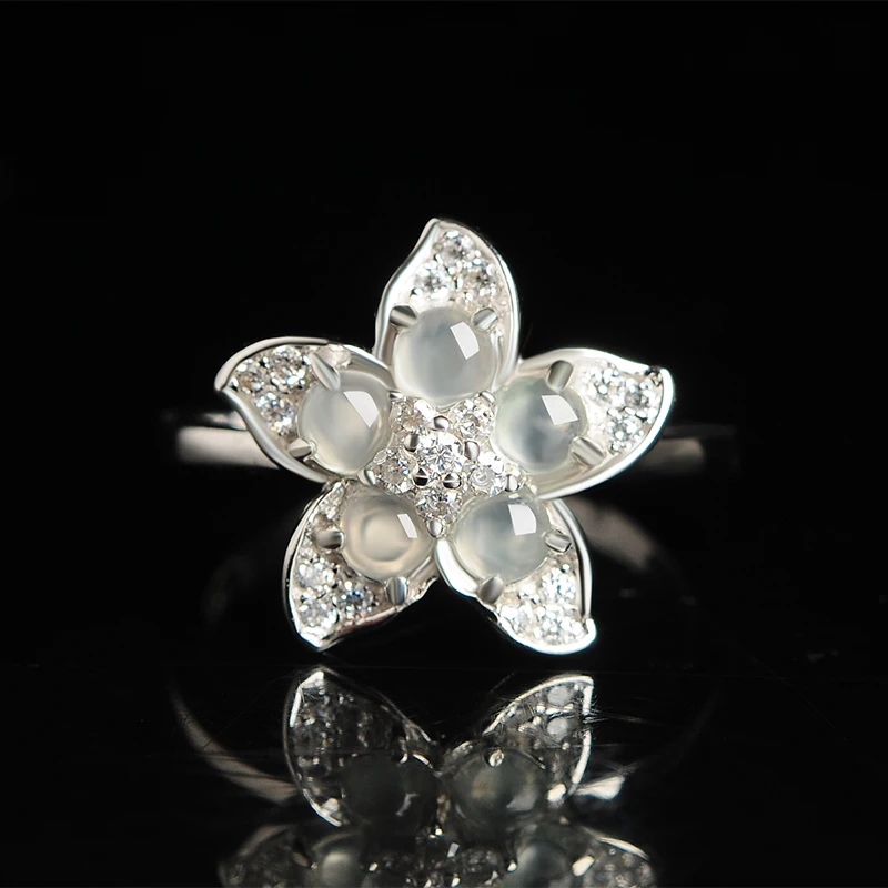 Кольцо из янтарского нефрита с цветком сливы инкрустированное серебром 925 пробы |