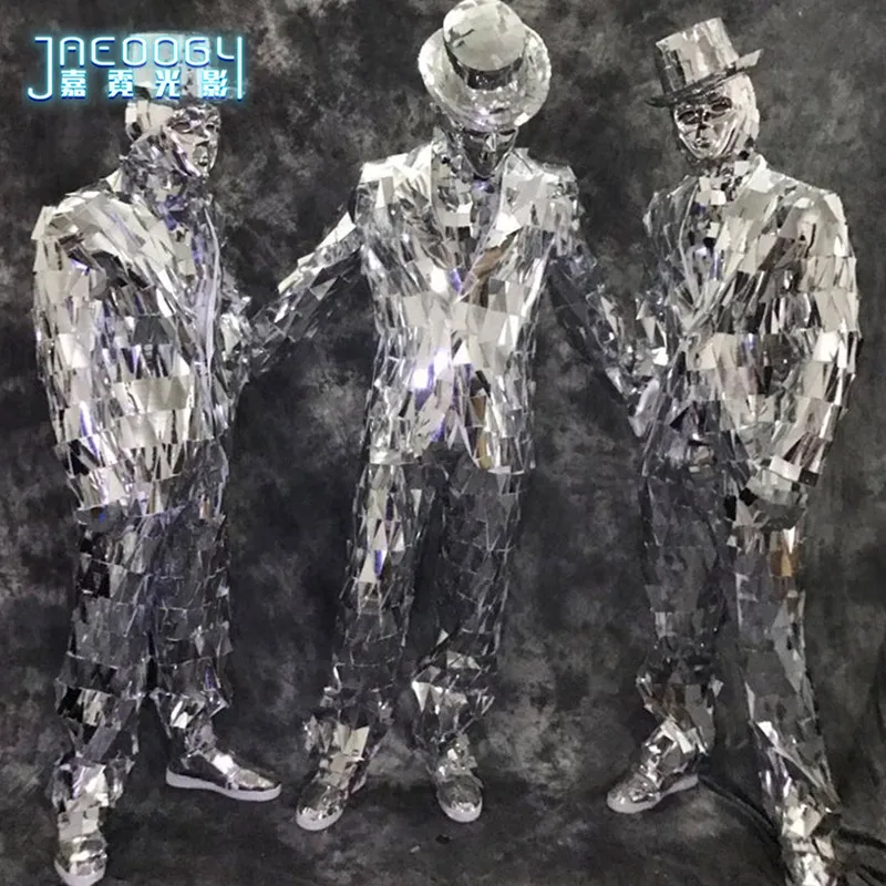 Подиум показывает мужской серебряный зеркальный костюм для бальной комнаты