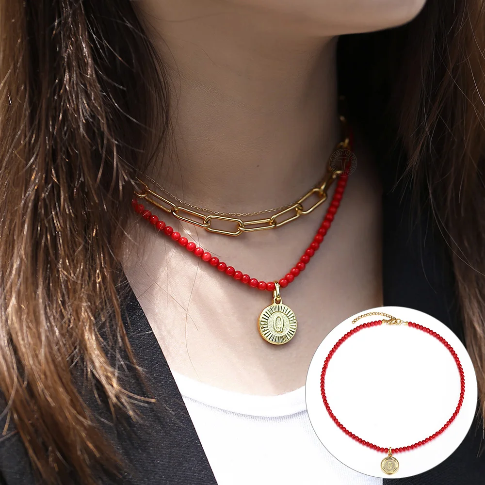 Женское колье с красным коралловым бисером чокер буквенным кулоном и круглым