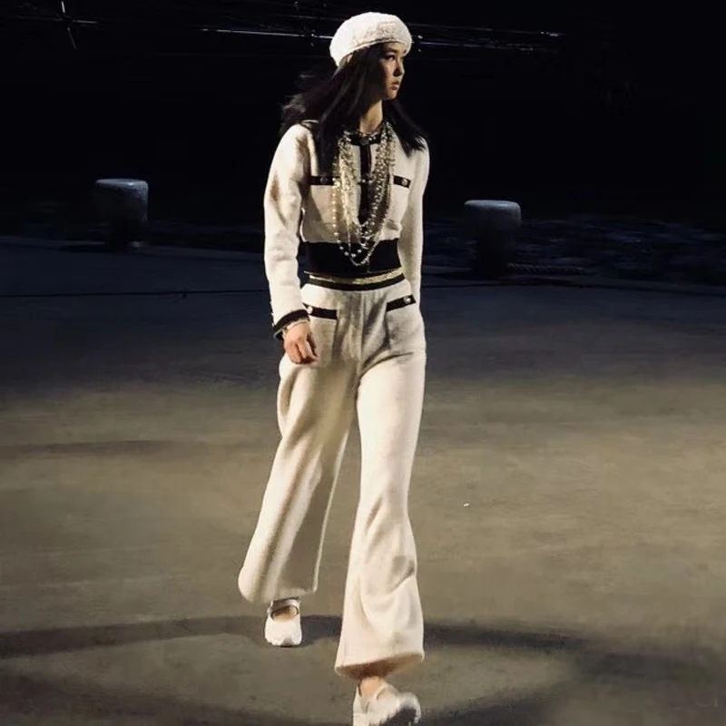 Женский модельный костюм вязаный однобортный укороченный свитер и брюки с