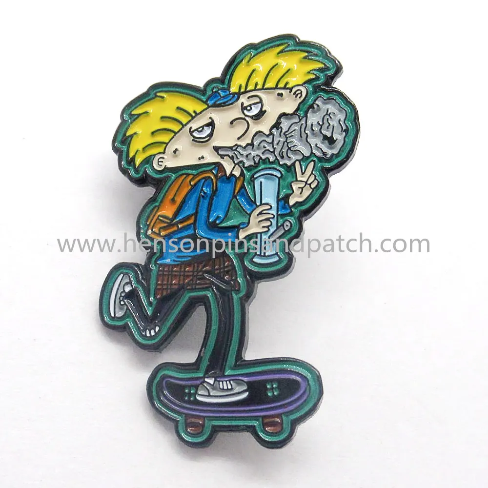 Розничная и в наличии черный металлический мягкий эмалевый значок для