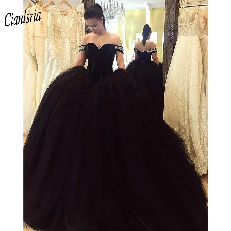 Бальное платье черное с открытыми плечами аппликацией и кристаллами 15 лет