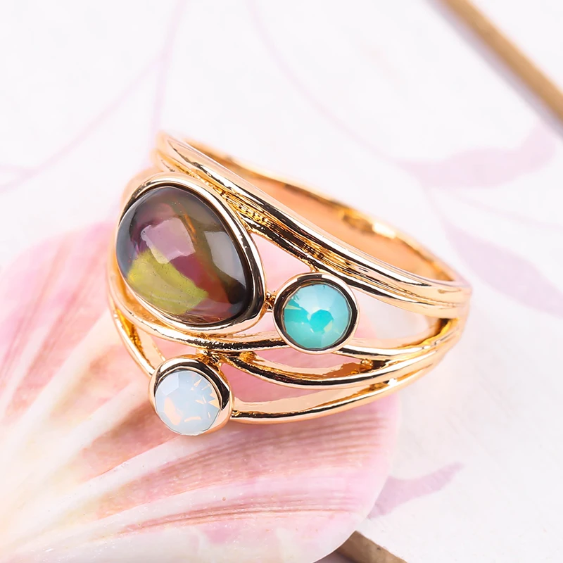 Женское кольцо в готическом стиле большое из смолы золотистого цвета ретро